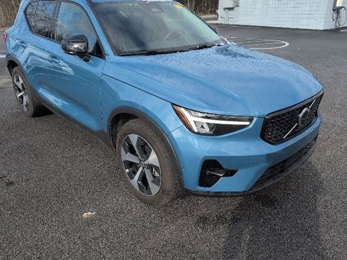 Used 2023 Volvo XC40 B5 Plus w/ Driver Assist Package image 4