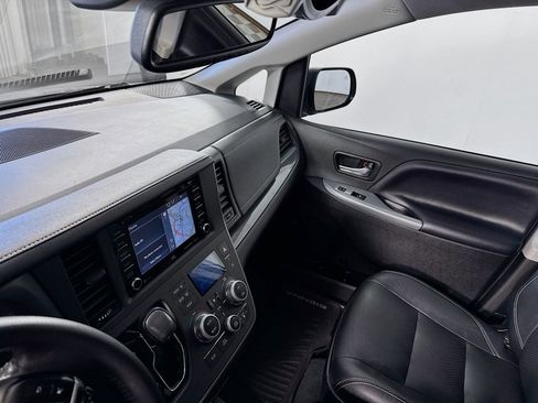 Used 2020 Toyota Sienna SE w/ SE Preferred Package FWD image 6