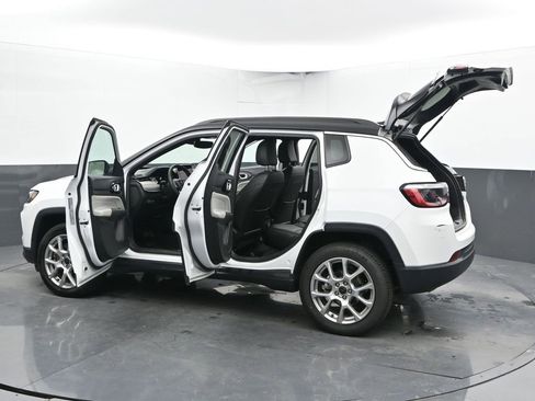 Used 2025 Jeep Compass Limited image 57