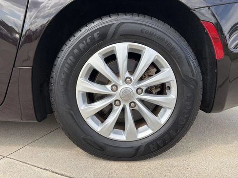 Used 2018 Chrysler Pacifica Touring-L FWD image 9