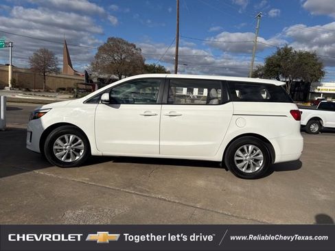 Used 2018 Kia Sedona L image 5