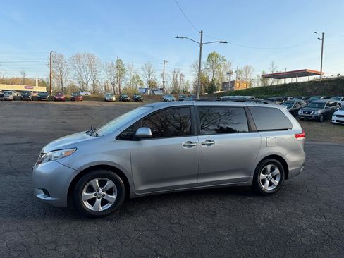Used 2012 Toyota Sienna LE image 6
