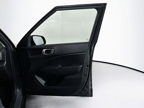 Used 2025 Hyundai Venue SEL FWD image 31