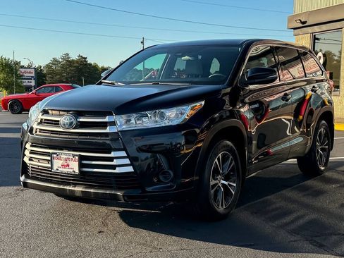 Used 2019 Toyota Highlander LE w/ Carpet Mat Package (TMS) AWD/4WD image 8