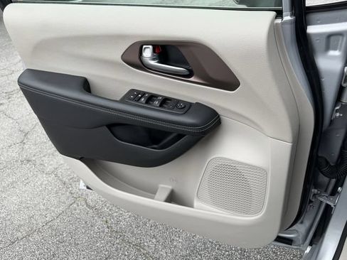 Used 2023 Chrysler Voyager LX FWD image 14