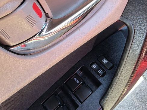 Used 2017 Toyota Corolla LE image 34