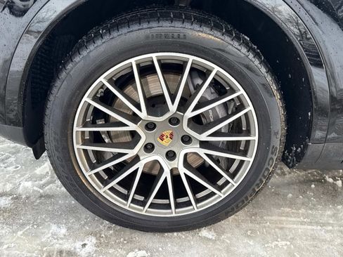 Used 2022 Porsche Cayenne Platinum Edition image 10