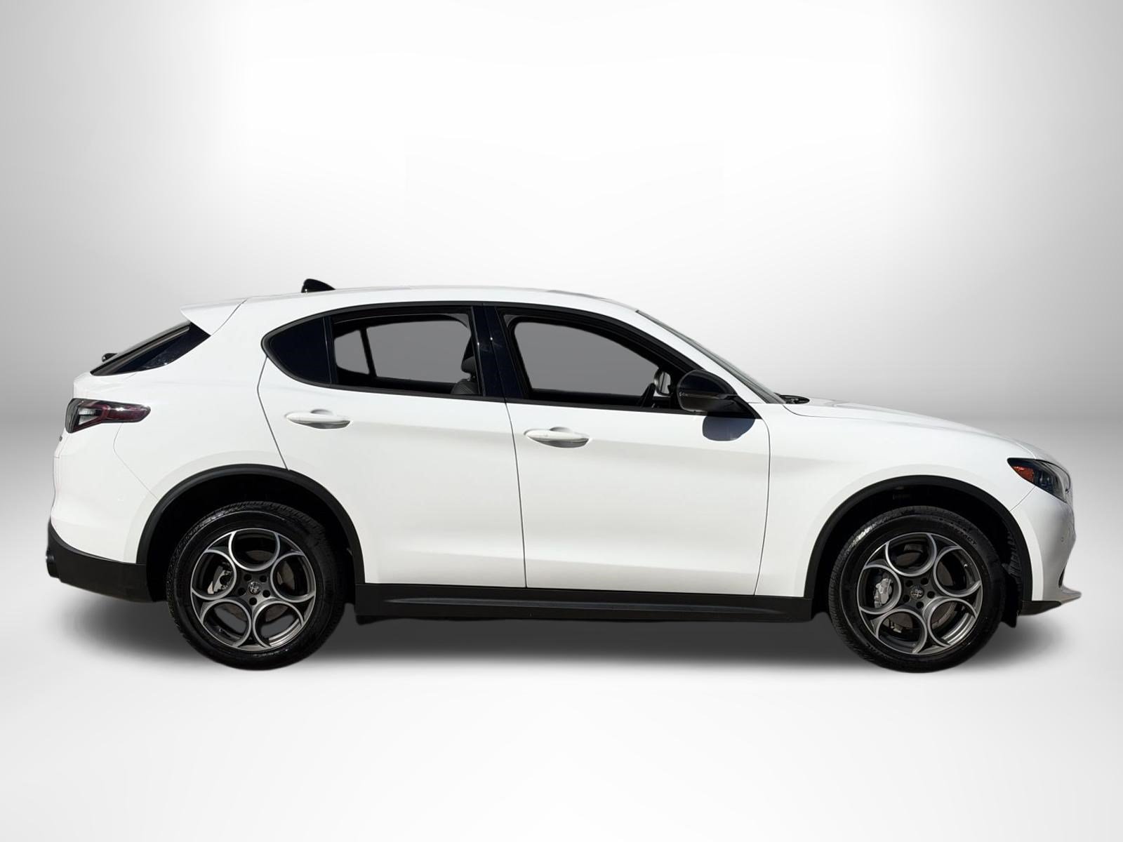 Used 2025 Alfa Romeo Stelvio Sprint AWD/4WD image 2