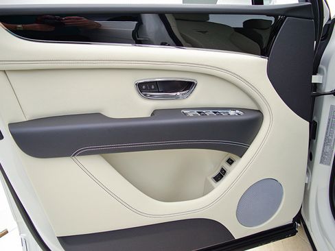 Certified 2023 Bentley Bentayga Extended Wheelbase image 48