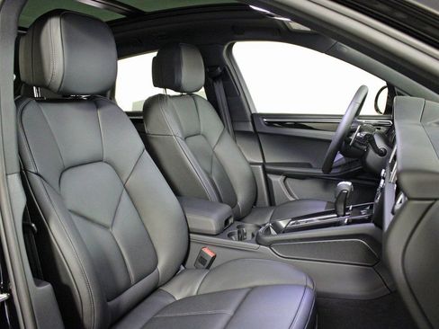 Certified 2026 Porsche Macan AWD/4WD image 36