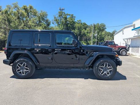 Used 2025 Jeep Wrangler Unlimited Sahara AWD/4WD image 3