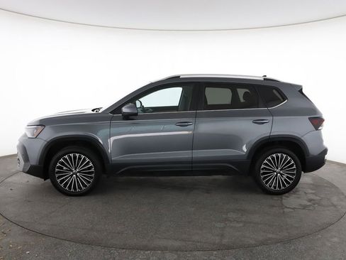 Used 2025 Volkswagen Taos SE image 6