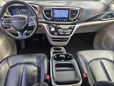 Used 2017 Chrysler Pacifica Touring-L FWD image 21