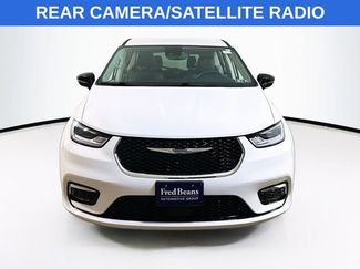 Used 2024 Chrysler Pacifica Touring-L video 2