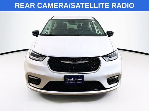 Used 2024 Chrysler Pacifica Touring-L image 2