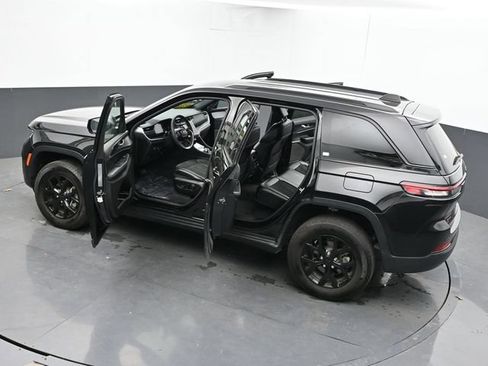 Used 2025 Jeep Grand Cherokee Altitude AWD/4WD image 60