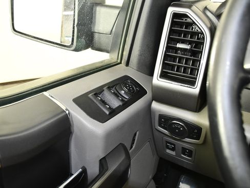 Used 2019 Ford F150 XLT w/ Equipment Group 302A Luxury AWD/4WD image 38