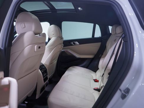 Used 2022 BMW X6 xDrive40i w/ M Sport Package image 9