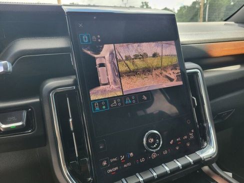 Used 2025 GMC Yukon Denali AWD/4WD image 18