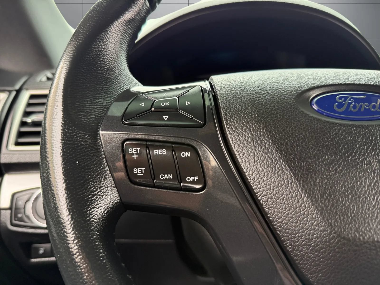Used 2017 Ford Explorer XLT w/ Equipment Group 202A AWD/4WD image 29