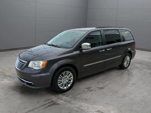 Used 2016 Chrysler Town & Country Touring-L w/ Driver Convenience Group FWD image 5