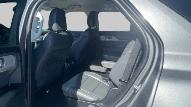 Used 2025 Ford Explorer Active w/ Active Comfort Package RWD image 11