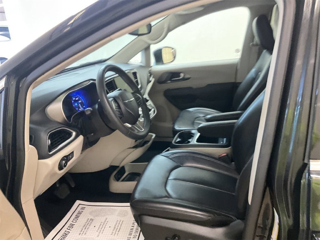 Used 2023 Chrysler Pacifica Touring-L FWD image 3