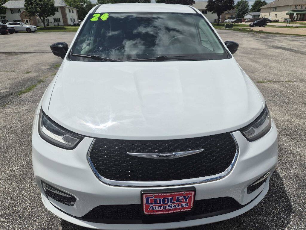 Used 2024 Chrysler Pacifica Limited FWD image 4