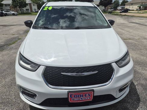 Used 2024 Chrysler Pacifica Limited FWD image 4