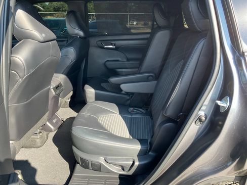 Used 2023 Toyota Highlander XSE FWD image 8
