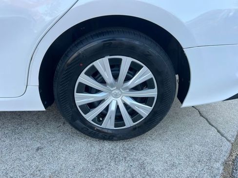 Used 2018 Toyota Camry L image 32