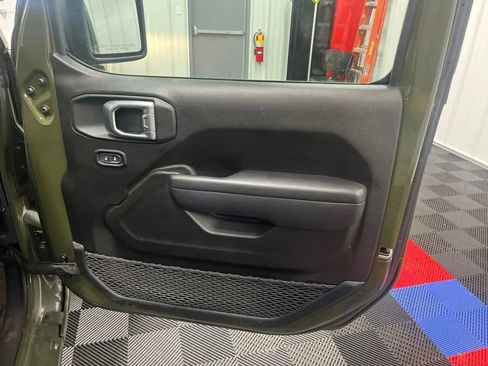 Used 2024 Jeep Wrangler Unlimited w/ Convenience Group AWD/4WD image 12
