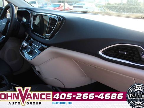 Used 2024 Chrysler Pacifica Touring-L image 15