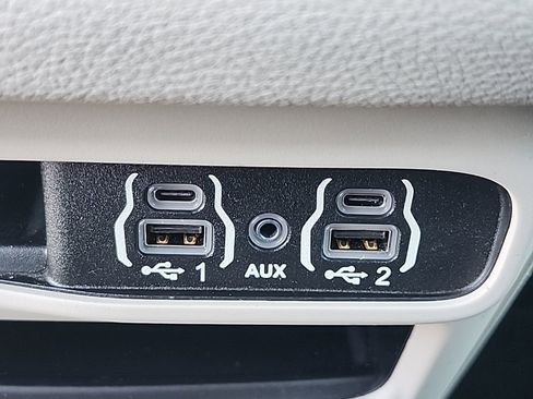 Certified 2023 Chrysler Pacifica Touring-L image 10