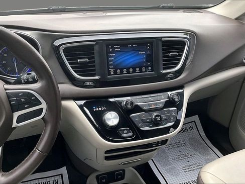 Used 2018 Chrysler Pacifica Touring-L image 3