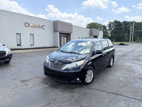 Used 2016 Toyota Sienna XLE FWD image 2