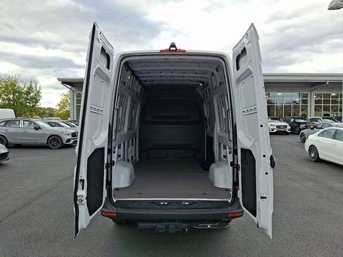 Used 2025 Mercedes-Benz Sprinter 2500 image 8