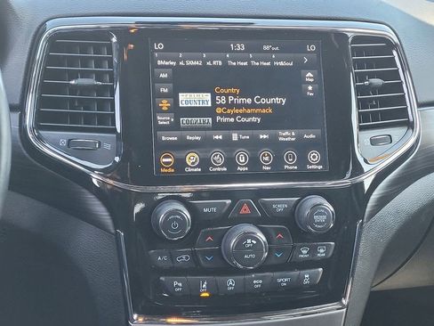 Used 2022 Jeep Grand Cherokee Laredo X image 16