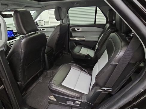 Used 2022 Ford Explorer XLT w/ Equipment Group 202A AWD/4WD image 32