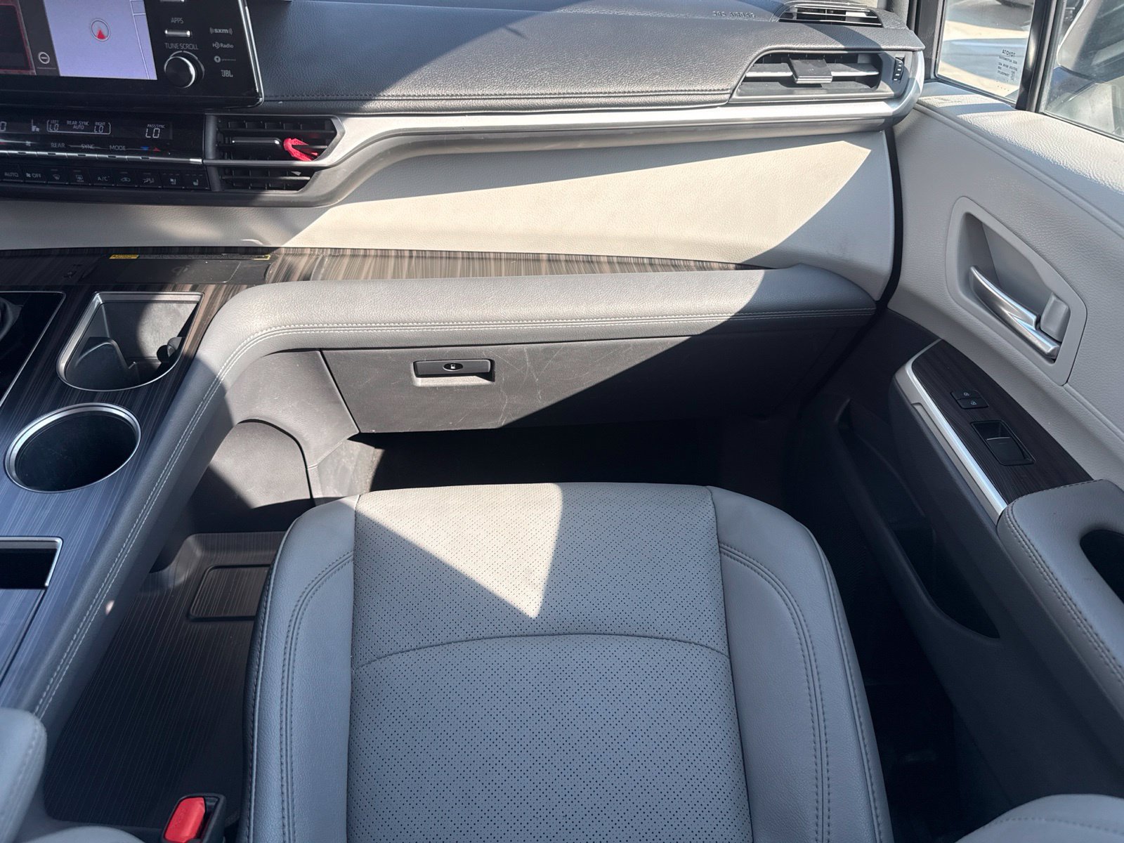 Used 2023 Toyota Sienna Limited FWD image 25