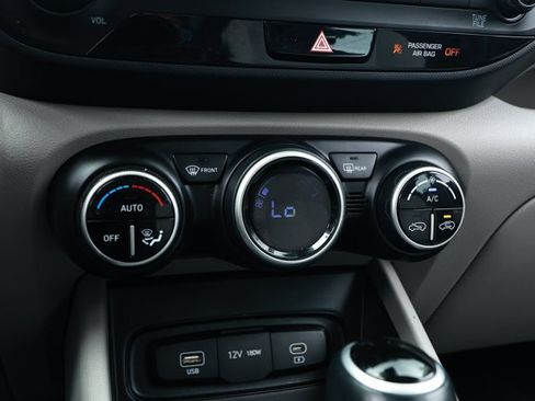 Used 2025 Hyundai Venue SEL FWD image 18