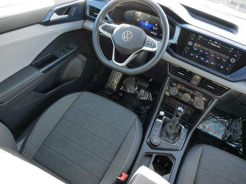 Used 2024 Volkswagen Taos SE image 9