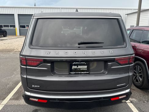 Used 2024 Jeep Wagoneer L Series II w/ Flexible Seating Group AWD/4WD image 5