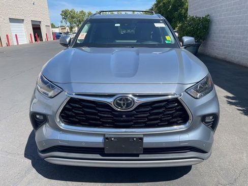 Used 2021 Toyota Highlander Platinum AWD/4WD image 2