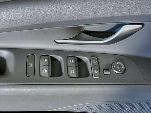 Used 2025 Hyundai Elantra SEL FWD image 15