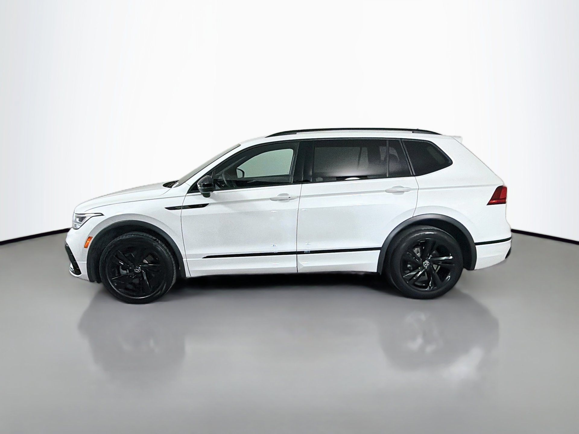Used 2023 Volkswagen Tiguan SE R-Line FWD image 8