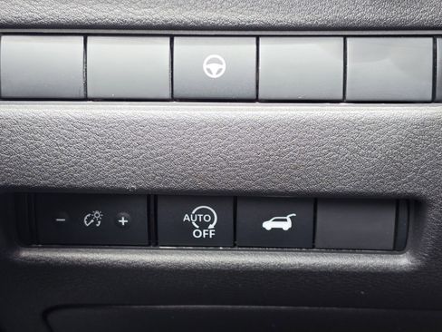 Used 2025 Nissan Rogue SV FWD image 17