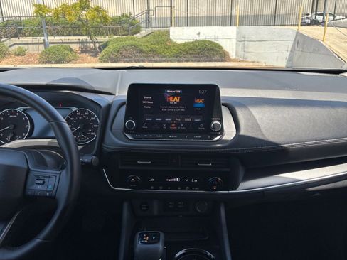 Used 2025 Nissan Rogue SV FWD image 17