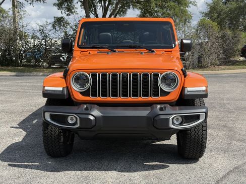 Used 2025 Jeep Wrangler Unlimited Sahara AWD/4WD image 9