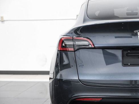 Used 2023 Tesla Model Y Long Range AWD/4WD image 46